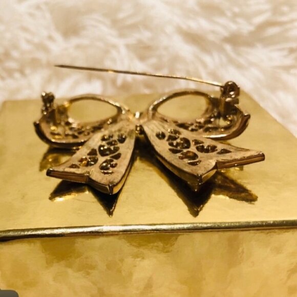 jones New York Gold-Tone Gift Bow Brooch - Picture 4 of 5